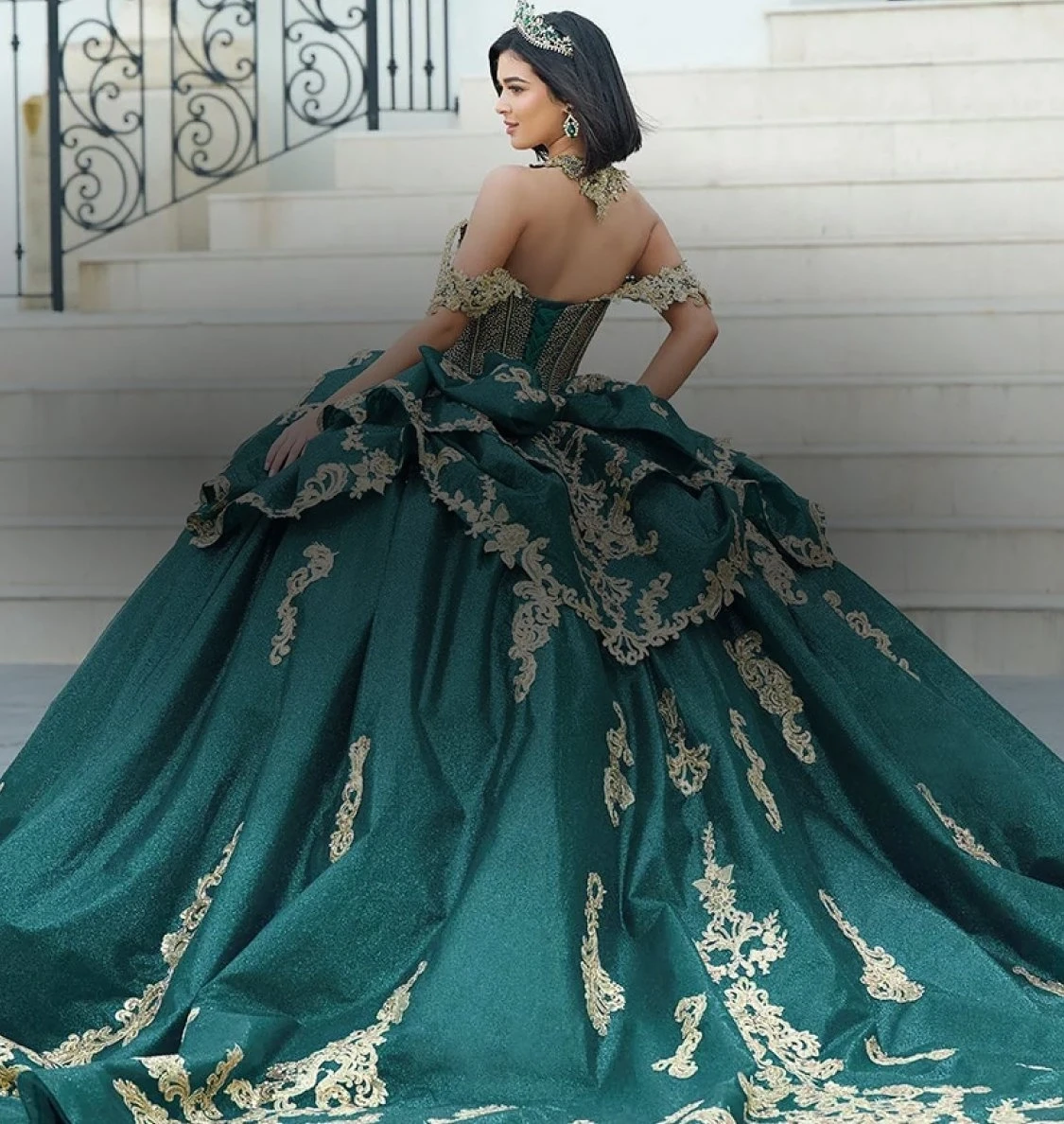 Photo of the model posing in the garden - Mobile Image